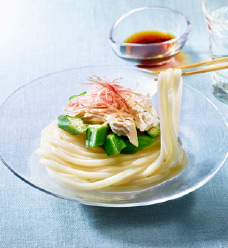 サラダチキンとオクラの冷やしうどん