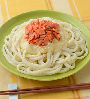 鮭フレークと白みそヨーグルトうどん