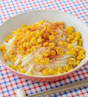 つぶつぶコーンのピリ辛うどん