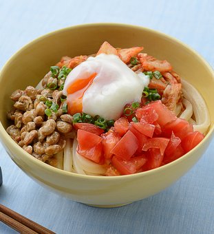 キムトマ納豆うどん（温玉のせ）