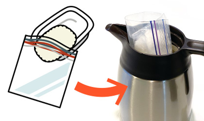 熱湯の入った保温ポットに耐熱袋を入れます