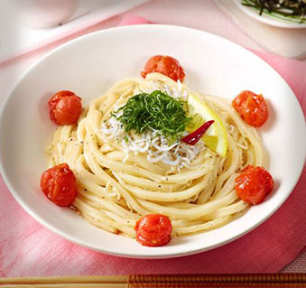 しらすとトマトのうどんペペロンチーノ