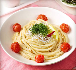 しらすとトマトのうどんペペロンチーノ