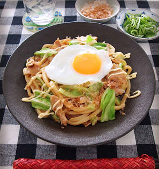 岸和田だんじり祭り 大阪 お好み焼うどん （ チーズ豚玉うどん ）