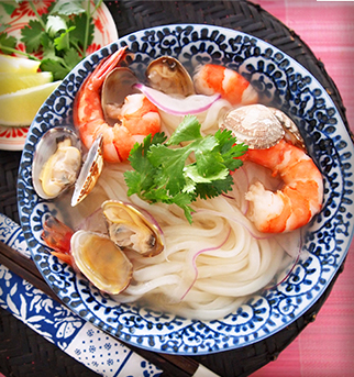 ホイアンのランタン祭り　ベトナム　海鮮フォー風うどん