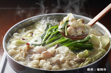 博多グルメなら、「もつ鍋風煮込みうどん」で対抗！