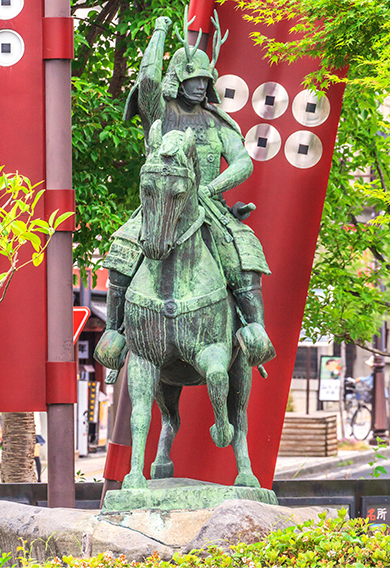 「赤備え」の甲冑と六文銭がトレードマーク